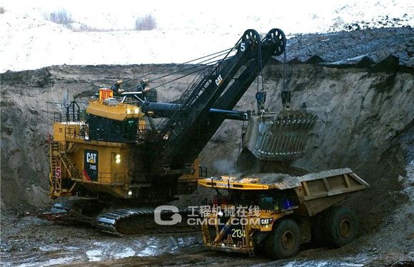 新的里程碑！CAT®（卡特）无人驾驶矿用卡车运输量达20亿吨！(图1)
