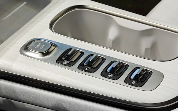 全曝光！SU7内饰+小米汽车工厂实拍(图5)