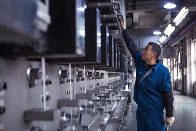 工匠汇·第四批中国纺织大工匠｜杨成：以勤学涨知识 以苦练精技术(图1)